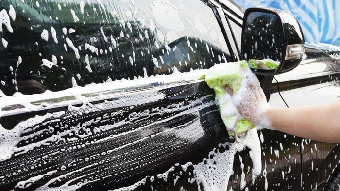 Khi rửa xe, phải rửa kỹ chất bẩn bám trên vỏ xe trước khi rửa lại bằng hóa chất chuyên dùng
