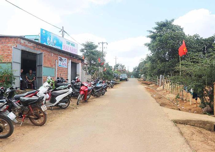 Đường bê tông thẳng tắp vào làng Hà Nừng, xã Sơn Lang, huyện Kbang. Ảnh: An Phát