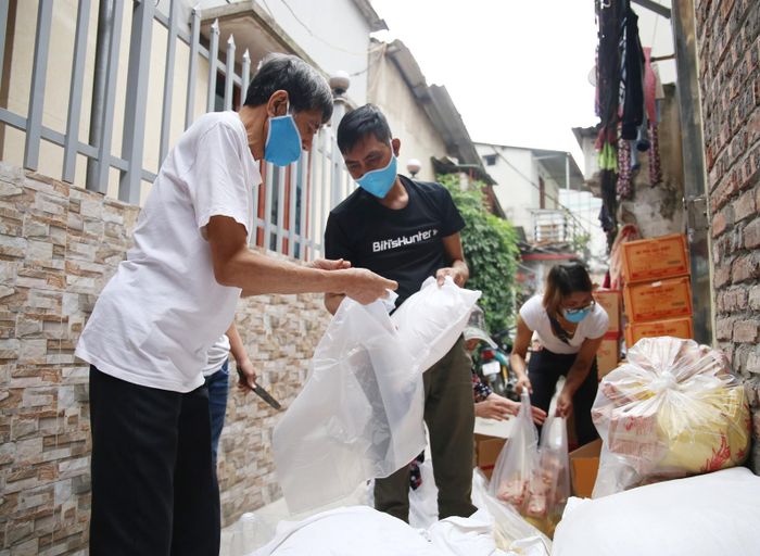 Những thực phẩm thiết yếu như gạo, mì tôm, dầu ăn... gửi tới bệnh nhân và người nhà