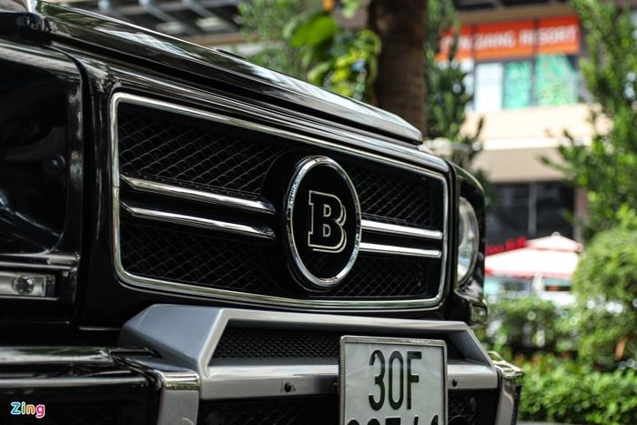  Brabus B63-620 sở hữu ngoại hình đen bóng. Điểm khác biệt của mẫu xe này so với Mercedes-AMG G 63 thông thường là phần cản trước và cản sau được thiết kế lại có màu trắng, cản trước tích hợp thêm 2 dải đèn LED 6 bóng cùng logo Brabus đính kèm. 