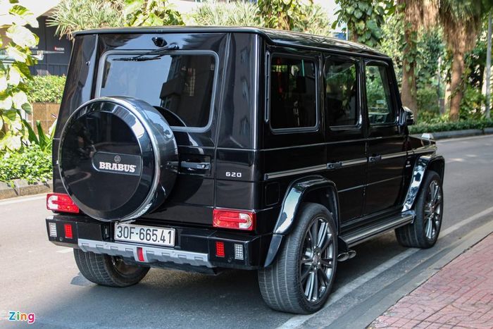  Bốn ống xả mạ chrome của Brabus B63-620 được đặt 2 bên hông. Ống xả có van biến thiên, có thể tùy chỉnh âm thanh động cơ. Người lái có thể chọn chế độ yên tĩnh (Coming Home) hoặc thể thao (Sport) qua nút bấm trên vô lăng. 
