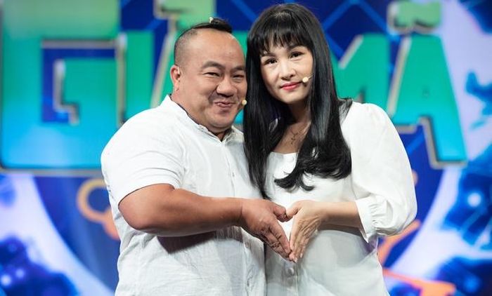Hiếu Hiền và vợ trong chương trình.