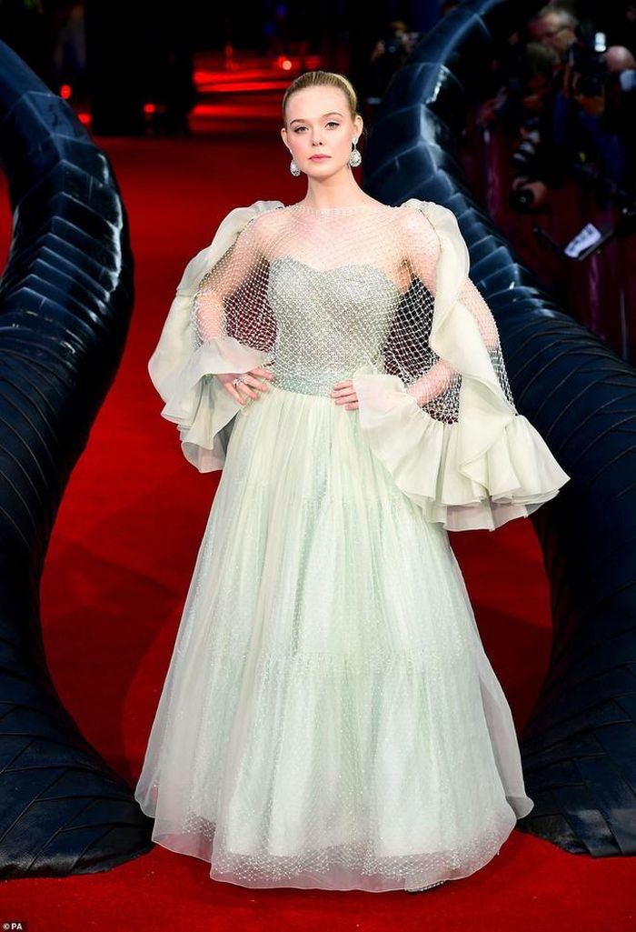 Gắn liền với hình ảnh nàng công chúa xinh đẹp, Elle Fanning không bao giờ làm khán giả thất vọng với những màn biến hóa lộng lẫy trên thảm đỏ. Cô còn là "nàng thơ" của nhiều nhà mốt trên thế giới với vẻ đẹp quý phái, yêu kiều. Tại buổi ra mắt phim Maleficent ở London (Anh), người đẹp diện chiếc váy bồng bềnh, xếp nếp nữ tính gam màu xanh cốm của Armani Privé Couture. Hình ảnh Elle Fanning trong thiết kế của nhà mốt Italy chính là sự mô phỏng về bức tranh tuổi trẻ, bay bổng chạm vào tim của chàng trai trẻ Giorgio Armani từ lúc tạo dựng thương hiệu. 