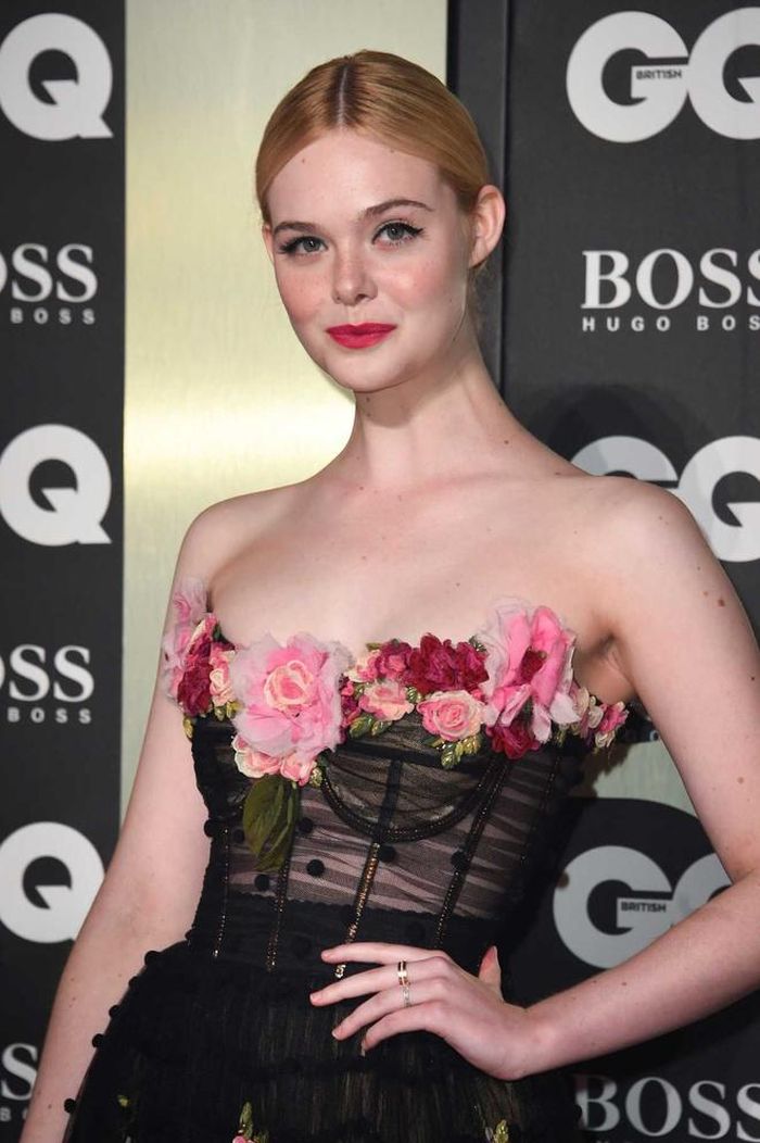 Diện trang phục gợi cảm nhưng Elle Fanning vẫn biết cách thể hiện vẻ đẹp nữ tính thông qua những cánh hoa đính kết trên ngực áo, nhằm tránh để lộ điểm nhạy cảm của người mặc. 