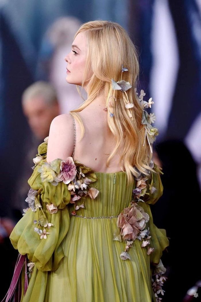 Elle Fanning còn biết cách xây dựng hình tượng nàng công chúa đậm chất cổ tích bằng cách khoác lên người thiết kế váy bồng bềnh đính hoa trên tóc, cầu vai hay nhấn nhá ở thắt eo dịu dàng. 