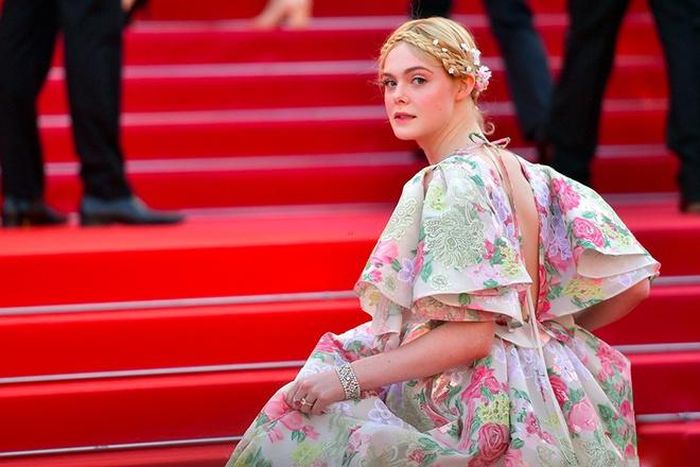  Elle Fanning cũng được ví như "nàng tiên" hoa trong bộ váy xẻ ngực, phom dáng bồng bềnh đến từ nhà mốt Valentino. Sự tinh tế của chiếc nơ thắt đính ngay eo giúp hình ảnh nữ diễn viên tinh tế, không phản cảm như nhiều ngôi sao khác trên thảm đỏ. Sự hòa quyện khéo léo tạo nên tổng thể hoàn hảo chính là mái tóc tết nữ tính đính những đóa hoa đồng điệu màu sắc cùng trang phục. 