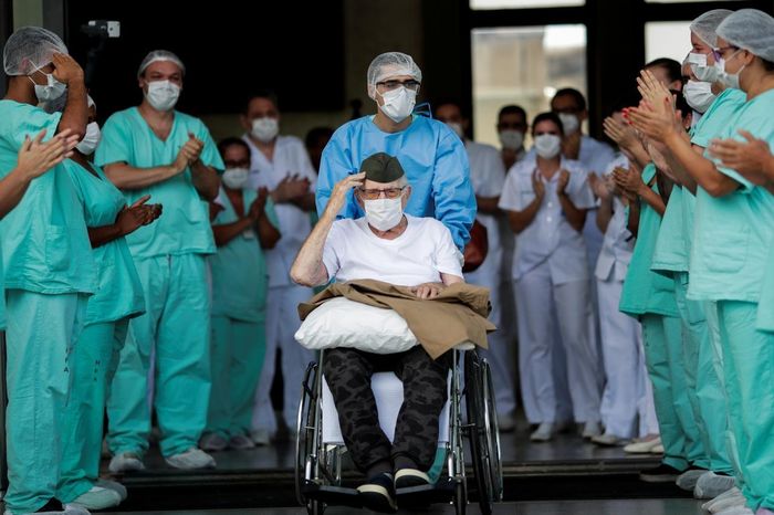 Cụ ông Ermando Piveta, người cao tuổi nhất Brazil "đánh bại" Covid-19 trong ngày xuất viện (Ảnh: REUTERS)