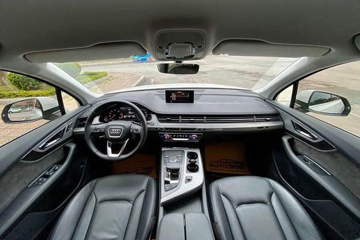 Audi Q7 đời 2019 đem đến cho người dùng một khoang lái "đẳng cấp", không thua kém các mẫu xe hạng sang cùng phân khúc như ghế ngồi trong khoang lái được bọc da cao cấp hòa quyện với các chi tiết ốp gỗ sang trọng. Nhiều người cho rằng phong cách thiết kế nội thất của Audi Q7 giống với Volvo XC90.