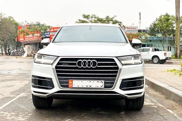 Những điểm ấn tượng ở ngoại thất của xe bao gồm: Lưới tản nhiệt đa giác có các thanh ngang hợp kim nhôm cao cấp thiết kế 3D. Cụm đèn pha dạng LED hoặc tùy chọn dạng LED ma trận kèm dải đèn LED ban ngày hình mũi tên kép đem đến chất lượng chiếu sáng tốt nhất.