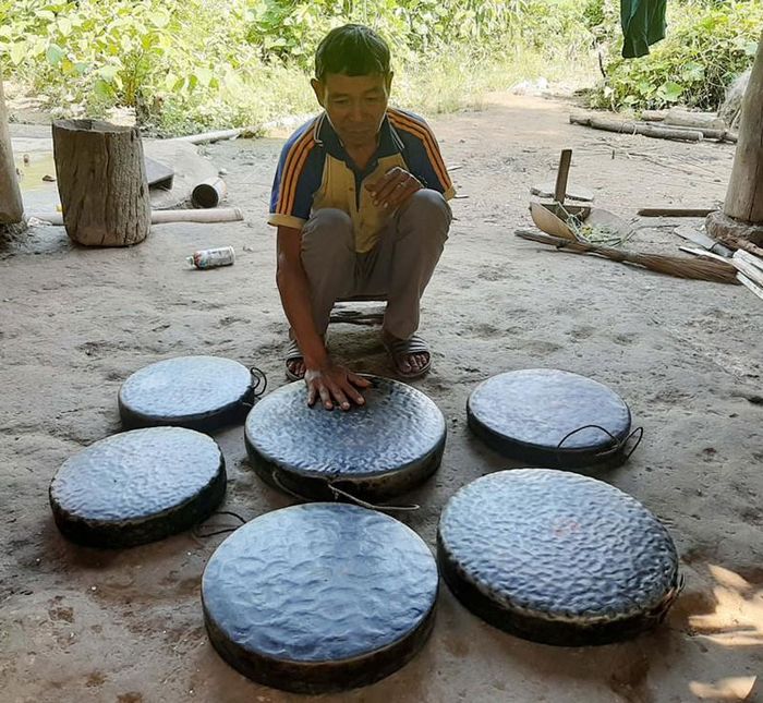 Già làng Pang Ting Ha Thét cùng bộ sưu tập chiêng cổ mà ông yêu quý, gìn giữ như báu vật 