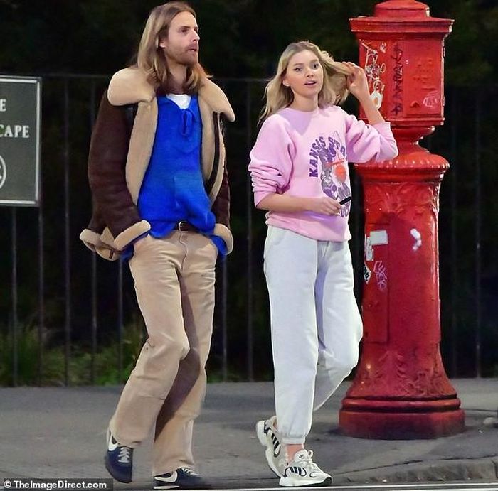 Tuy nhiên, hôm chủ nhật vừa qua, Elsa Hosk và bạn trai Tom Daly vô tư tản bộ ở New York mà không có khẩu trang giữa tình hình nơi đây đang là tâm dịch COVID-19, khiến cô bị không ít cư dân mạng chỉ trích.