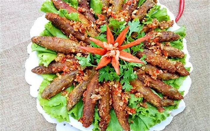 Cá bống chiên cay dễ làm, được nhiều người thích (Ảnh minh họa)