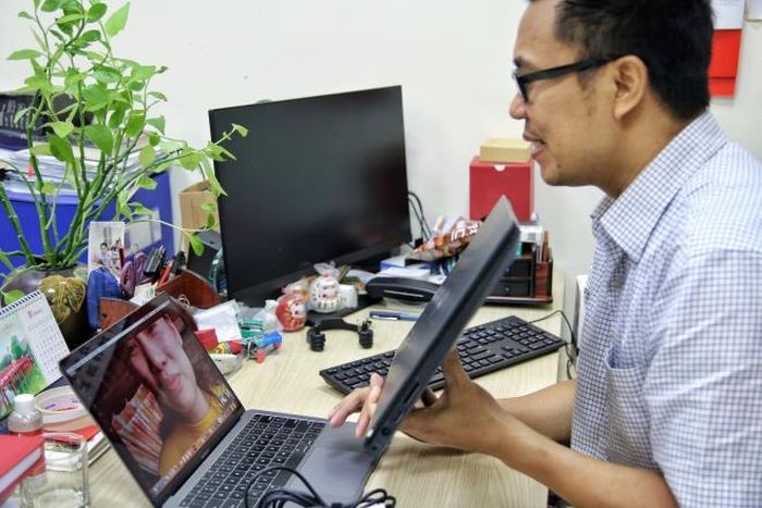  Đại diện nhà trường liên lạc trực tuyến với sinh viên để thông báo về việc tặng máy tính xách tay.