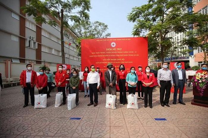 Đại diện Hội chữ thập đỏ Việt Nam và Hội chữ thập đỏ thành phố Hà Nội trao quà cho người có hoàn cảnh khó khăn tại quận Hoàng Mai