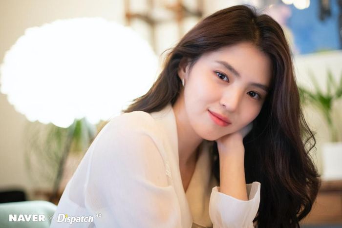  Lối trang điểm nhẹ nhàng cùng phong cách ăn mặc giản dị càng tôn lên nhan sắc tự nhiên của mỹ nhân sinh năm 1994. 