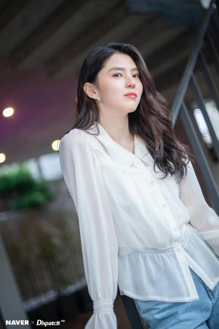  Trong loạt hình này, mỹ nhân họ Han chứng tỏ nhan sắc xứng danh “tiểu Song Hye Kyo” của làng giải trí xứ kim chi. Làn da trắng mịn, gương mặt hài hòa cùng thân hình cân đối là những yếu tố giúp So Hee luôn thu hút sự chú ý của người đối diện. 
