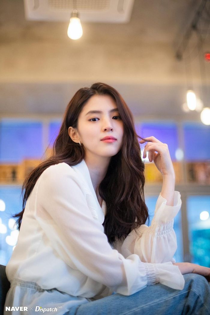  Quyết định lấn sân sang điện ảnh vào năm 23 tuổi, Han So Hee được biết đến qua loạt vai diễn trong Reunited Worlds, Money Flower, 100 Days My Prince hay Abyss. Tuy chỉ tham gia vai phụ song lối diễn xuất tự nhiên cùng nhan sắc nổi bật đã giúp cô tạo nên độ phủ sóng nhất định. 
