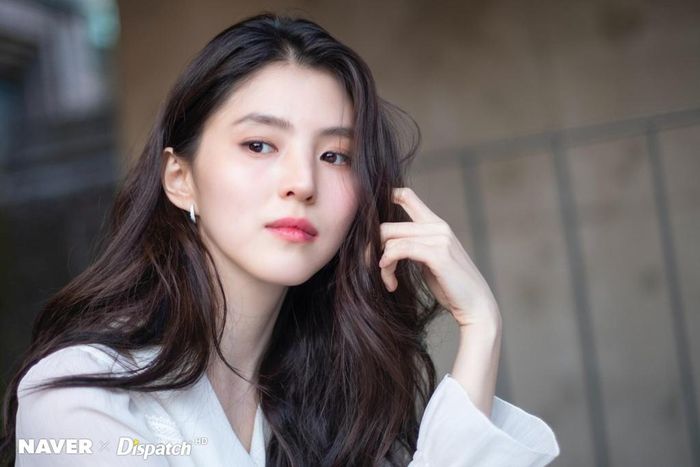  Han So Hee hiện là cái tên nhận được nhiều sự quan tâm của khán giả truyền hình khi vào vai tiểu tam trong The World of the Married (Thế giới hôn nhân). Đây là vai diễn đánh dấu sự trở lại của cô từ sau bộ phim không đạt được thành công như kỳ vọng - Abyss (2019). 