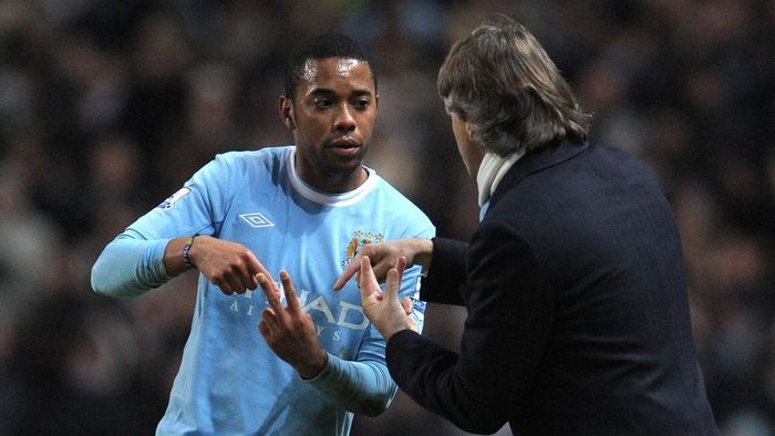  Trong mùa giải 2008/09, Robinho ghi 15 bàn sau 41 trận ra sân trên mọi đấu trường. Đến mùa giải tiếp theo, Robinho ra sân 12 trận vì chấn thương và bị Man City đẩy tới Santos theo dạng cho mượn. Robinho lấy lại phong độ tại Brazil, sau đó khoác áo AC Milan và thể hiện ở mức tròn vai. Phẩm chất của Robinho được giới chuyên môn đánh giá cao, nhưng sự nghiệp lận đận vì ăn chơi và bị chấn thương hành hạ. 