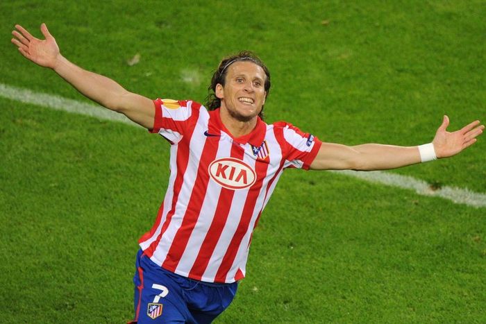  Trong 3 mùa giải khoác áo MU, Forlan ra sân 58 trận, ghi 17 bàn. Anh bị MU đẩy sang Villarreal vào hè 2004. Forlan hòa nhập tốt với môi trường La Liga, sau đó khoác áo Atletico Madrid và trở thành chân sút hàng đầu châu Âu. Tiền đạo người Uruguay chơi rực sáng ở World Cup 2010 và nhận danh hiệu Quả bóng Vàng. 