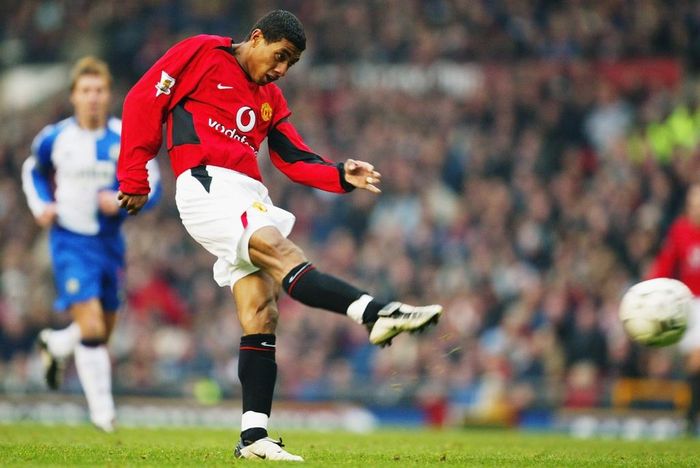  Trong 2 mùa giải ở Premier League, Kleberson ra sân 20 trận và chưa bao giờ khiến Sir Alex hài lòng. Ngài "Máy sấy tóc" chia sẻ: "Kleberson thất bại vì trong đầu cậu ấy có quá nhiều thứ, thay vì chỉ tập trung vào bóng đá". Tiền vệ người Brazil rời MU gia nhập Besiktas, sau đó sự nghiệp ngày càng trượt dốc. 