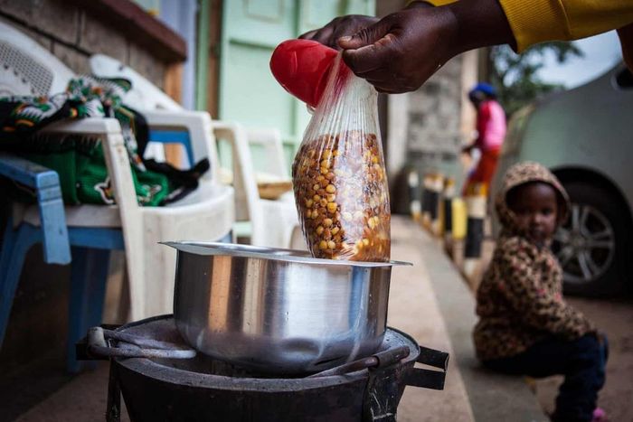 Githeri là món ăn truyền thống của Kenya gồm ngô và các loại đậu trộn với nhau được luộc chín. Sau khi mua, người ta chiên Githeri với hành tây và cà chua nếu có. Ảnh: Atieno Muyuyi.