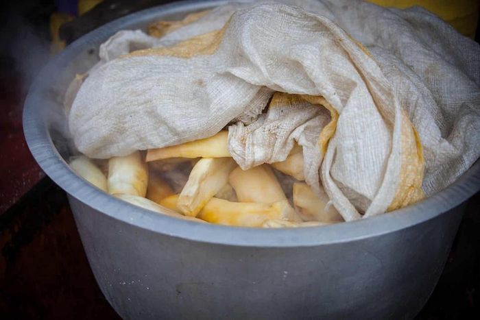 Sắn luộc phủ trong bao tải để ủ ấm và bán trên đường phố vào buổi tối. Ảnh: Atieno Muyuyi.