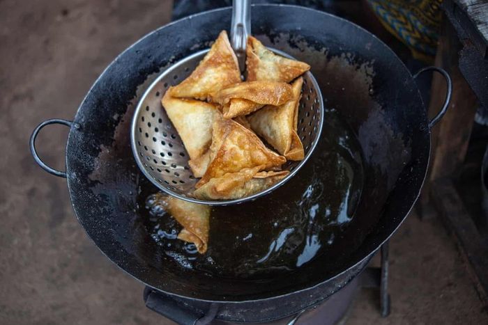 Bánh gối nướng samosas được bán ở khu ổ chuột này suốt cả ngày, phục vụ như món ăn nhanh khi uống trà. Ảnh: Atieno Muyuyi.