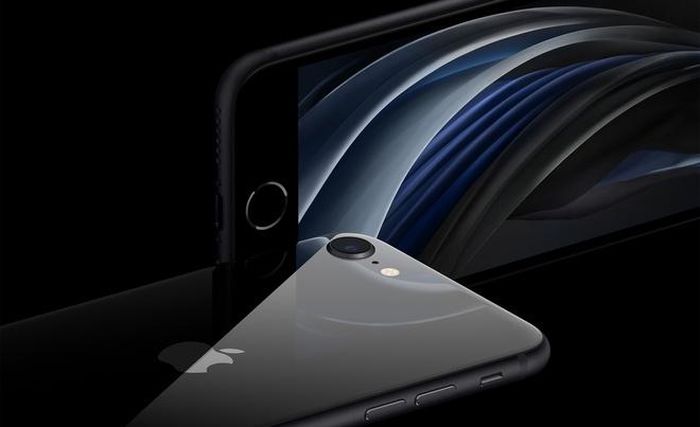  Tuy nhỏ gọn nhưng về hiệu năng, iPhone SE 2020 có thể đánh bại các đối thủ khác. Ảnh: Apple. 