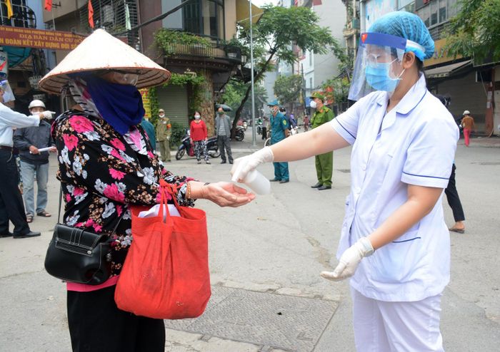 Thực hiện đầy đủ các bước từ rửa tay diệt khuẩn và đeo khẩu trang.