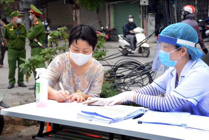 Hướng dẫn người dân khai báo y tế.
