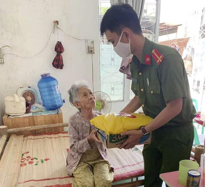 CBCS CAP Khuê Trung trao tặng nhu yếu phẩm cho cụ bà neo đơn Nguyễn Thị Điểm.