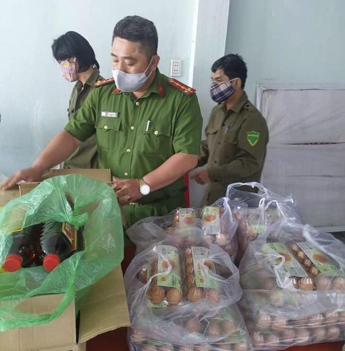 Ngoài đảm bảo ANTT, những ngày này CBCS CATP vận động các nguồn lực để hỗ trợ, chăm lo đời sống cho nhân dân.