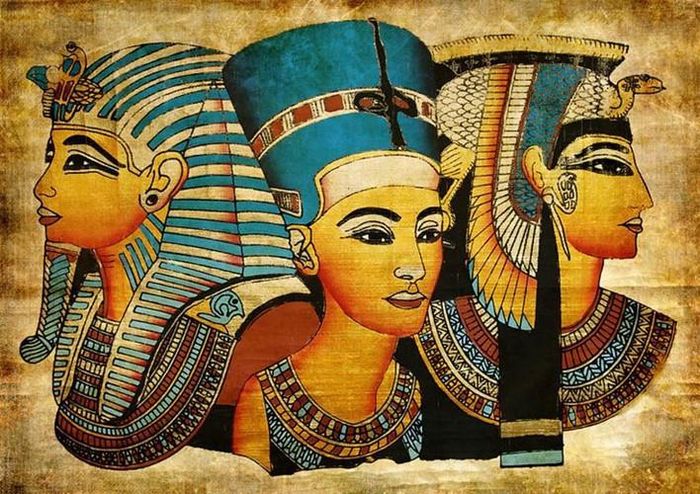 Để tăng thêm sự quyến rũ, Nữ hoàng Cleopatra dùng xạ hương bôi vào lông mày, dùng nước hoa bôi vào môi kích thích khứu giác của bản thân và người tình.