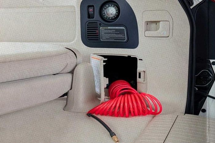Dù mang hơi hướng cổ điển nhưng Toyota Land Cruiser Heritage Edition 2020 vẫn có những trang bị hiện đại như cảm biến đỗ xe, màn hình thông tin giải trí 10 inch, hệ thống định vị, ngăn mát dưới bệ tì tay trung tâm và những chi tiết ốp gỗ sang trọng.