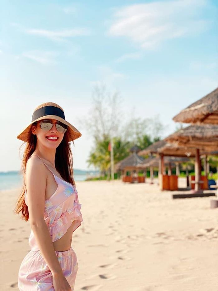 Theo đó, Quế Vân diện áo hai dây và thả rông vòng 1.