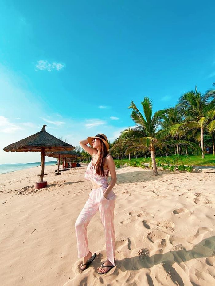 Chính Quế Vân đồng hành cùng nam diễn viên Việt Anh khi anh thực hiện phẫu thuật thẩm mỹ. Quế Vân nhiều lần lên tiếng bảo vệ Việt Anh trước dư luận. 
