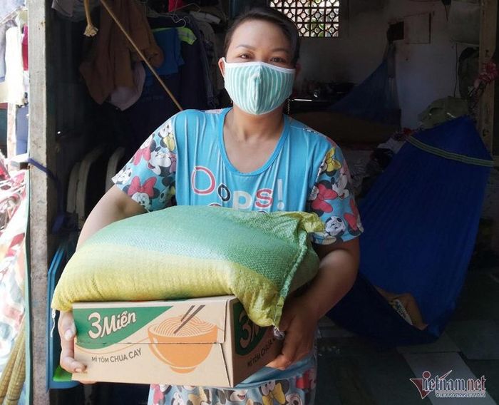 Người dân nhận gạo, mỳ cứu trợ mùa dịch