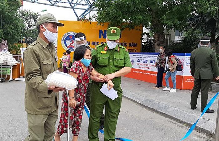Những người tàn tật, già yếu được các lực lượng ưu tiên giúp đỡ.
