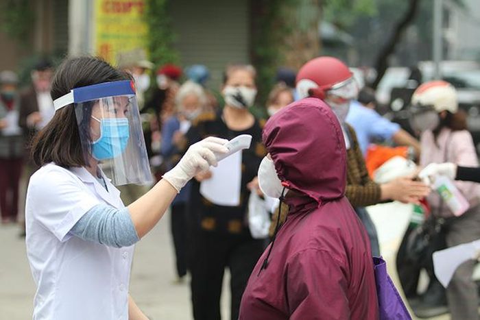 Và được đo thân nhiệt.