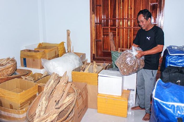  Các sản phẩm trầm hương của gia đình ông Huỳnh Thông phải chất kho vì không bán được. 