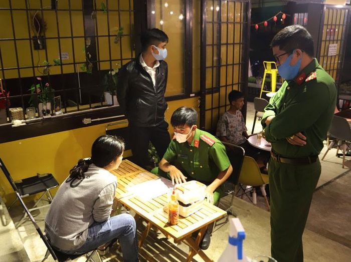 Nhà hàng, quán ăn, uống được phép hoạt động nhưng không được phục vụ quá 10 người tại một thời điểm. Ảnh: Khánh Phúc