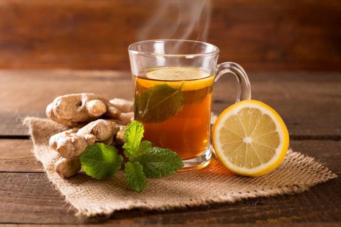Gừng chứa một hợp chất gọi là gingerol có thể ức chế sự lây lan của vi khuẩn làm giảm căng thẳng cho thận và gan làm việc quá sức của bạn.