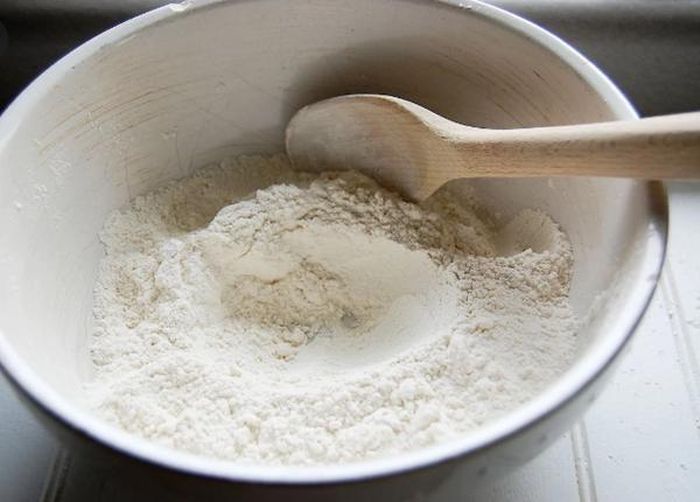 Tạo một cái hố ở giữa âu bột là thế này nhé.