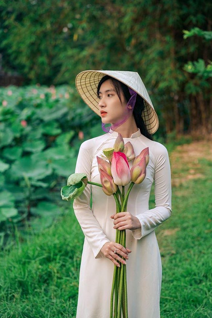 Trong buổi sớm mai, những búp sen e ấp, thanh tao gợi liên tưởng đến hình ảnh người con gái Huế dịu dàng. Tại khu vực hồ Tịnh Tâm, TP Huế, người đi đường không khỏi xuyến xao khi bắt gặp những bông sen trắng, hồng vươn cao trong bùn lầy, đón lấy nắng mai và khí trời cố đô. Ảnh: Trường Bùi.