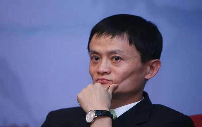  Trong bài phát biểu cuối cùng với tư cách là CEO công ty, Jack Ma nói: "Tôi không còn là CEO của Alibaba không có nghĩa là tôi nghỉ hẳn. Alibaba chỉ là một trong nhiều giấc mơ của tôi. Tôi nghĩ tôi vẫn còn rất trẻ, và nhiều nơi muốn đi, nhiều điều muốn thử”. Theo Forbes, Jack Ma hiện là người giàu nhất Trung Quốc với tổng tài sản 38,8 tỷ USD. Ảnh: China Daily. 
