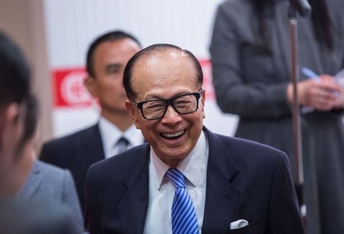  Theo Bloomberg, tài sản của tỷ phú Hong Kong vừa tăng thêm 3,5 tỷ USD do cổ phiếu của Zoom tăng vọt trong thời gian gần đây, khi mọi người hướng tới các nền tảng làm việc trực tuyến trong thời gian giãn cách xã hội. Tạp chí Forbes liệt kê ông là người giàu thứ 2 tại Hong Kong, đứng thứ 35 trong bảng xếp hạng tỷ phú thế giới với khối tài sản gần 25 tỷ USD. Ảnh: CNBC. 