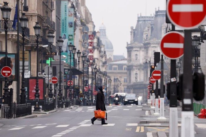 Trung tâm thủ đô Paris vắng vẻ sau khi Pháp áp dụng lệnh phong tỏa toàn quốc nhằm ngăn chặn dịch bệnh lây lan. Ảnh: Reuters.