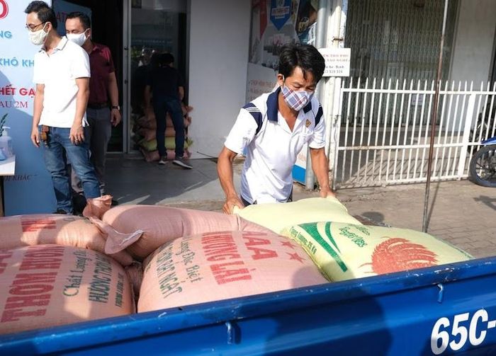  Nhiều mạnh thường quân có lòng hảo tâm đã ủng hộ gạo để duy trì hoạt động ý nghĩa này.