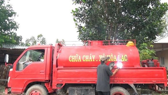 Những kỹ sư tay ngang mang đậm chất nông dân cải tiến xe chữa cháy.